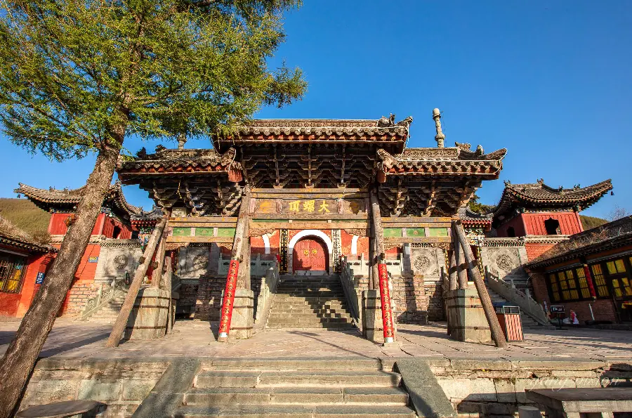 观音洞:悬崖寺院示例图